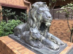 ライオンズマンションのライオン像