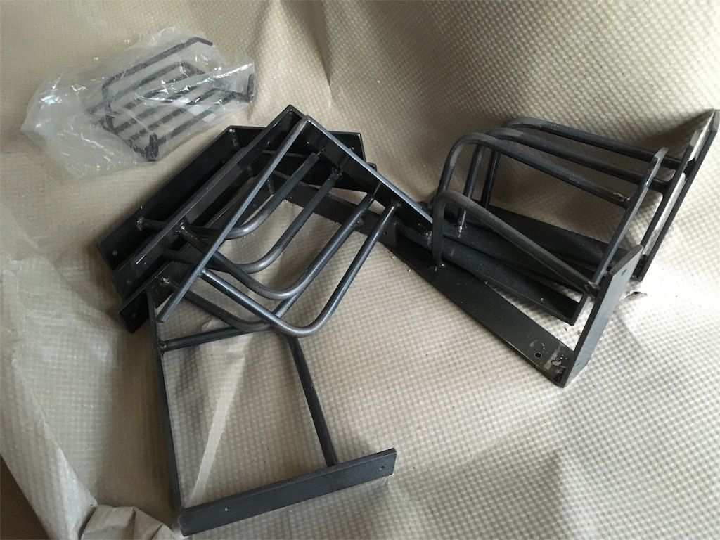 image 足場板の飾り棚を支えるアイアン金具