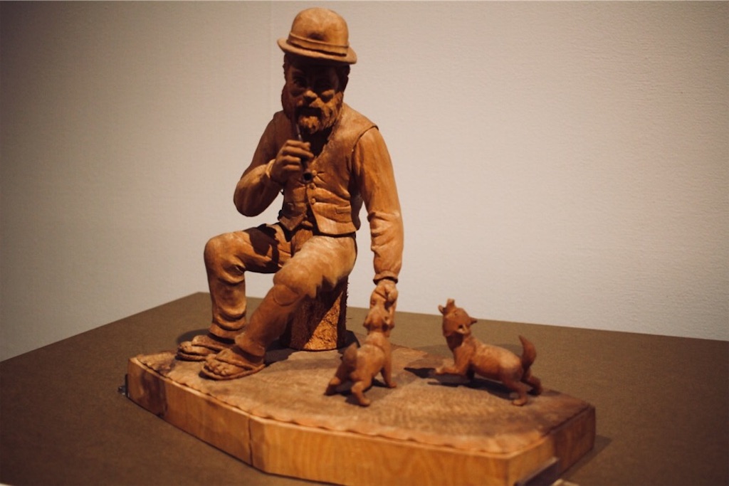 藤戸竹喜さんによるアイヌ人と犬の木彫り