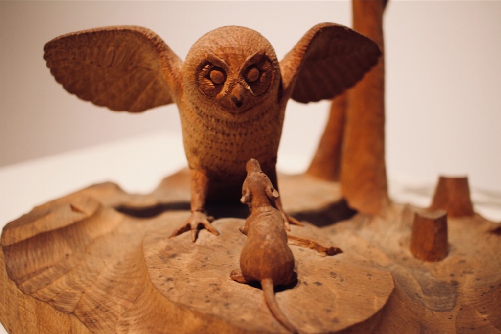 藤戸竹喜さんによるフクロウとネズミの木彫り