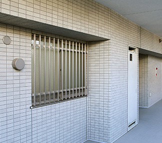 image マンションの共用廊下・通路側に面した窓
