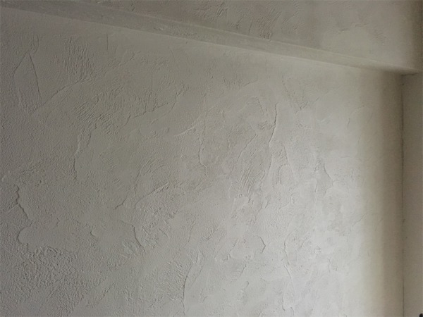 ゼオライトが塗られたリビングの壁