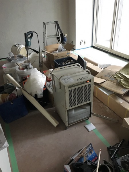 image 塗ったその日は一晩じゅう除湿が必要な塗り壁の施工