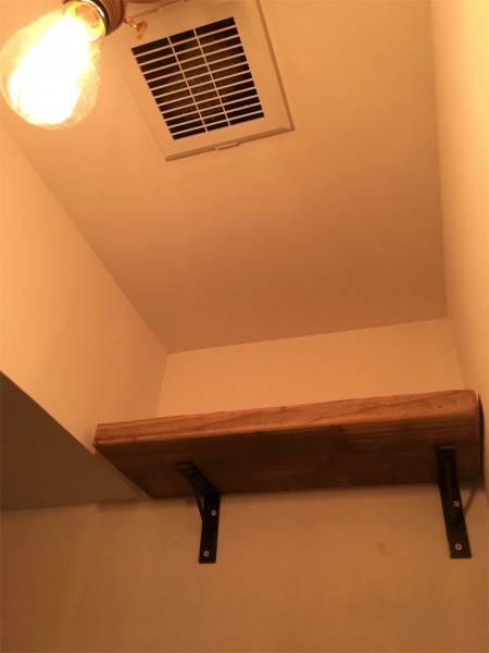 image トイレに設置した足場板の飾り棚