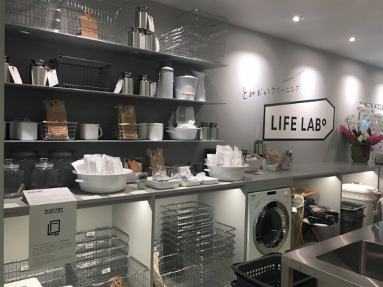 とみおかクリーニングにLIFE LAB.の店内