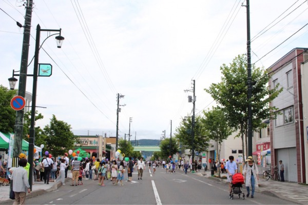 夕やけ市での歩行者天国の様子