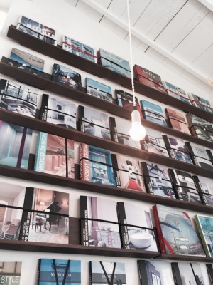 image 店内の壁面に並ぶ建築本