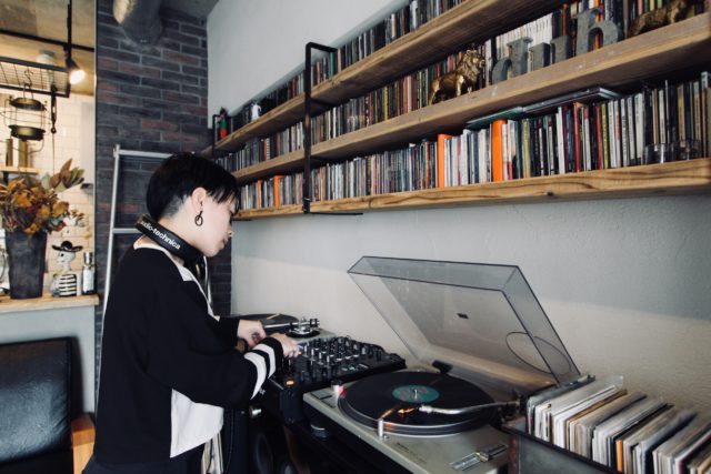 Djブースをリビングに テーブル代用法と設置アイデア Yokoyumyumのリノベブログ Djブースをリビングに テーブル代用法と設置アイデア Yokoyumyumのリノベブログ