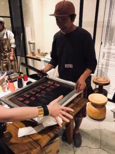 スキージーでインクを均一に広げ、パネルを外します