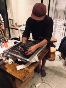 パネルに色を乗せる神山さん