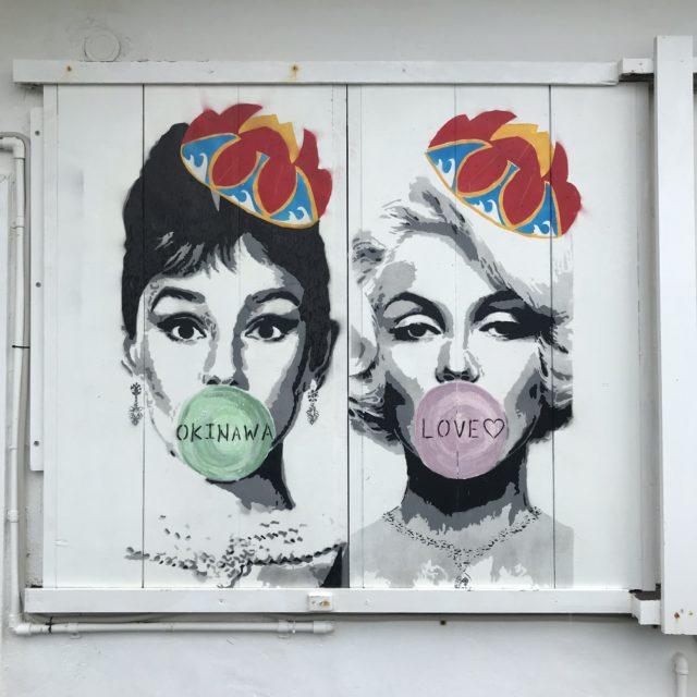 オードリー・ヘプバーンとマリリン・モンローの壁画