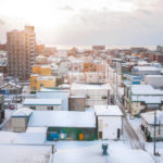 雪が降るのになぜ平ら？ 意外と知らない北海道の屋根の謎