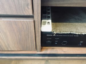 電源タップも背面から入れられます