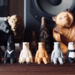 【座る熊】全員無表情！奇譚クラブのガチャガチャにジワる