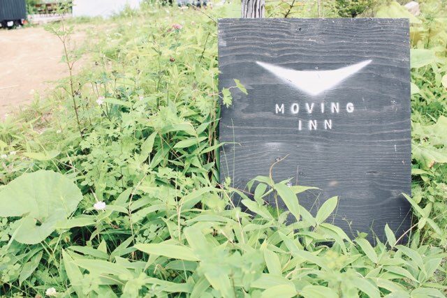 MOVING INN（ムービングイン）看板