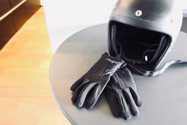 ヘルメットとグローブ