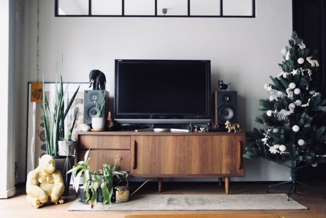 LOWYAで購入したテレビボードとクリスマスツリー