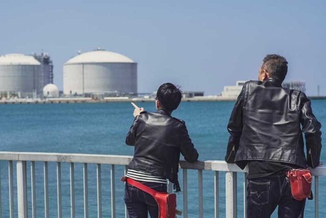 ライダースを着て海を見る夫婦