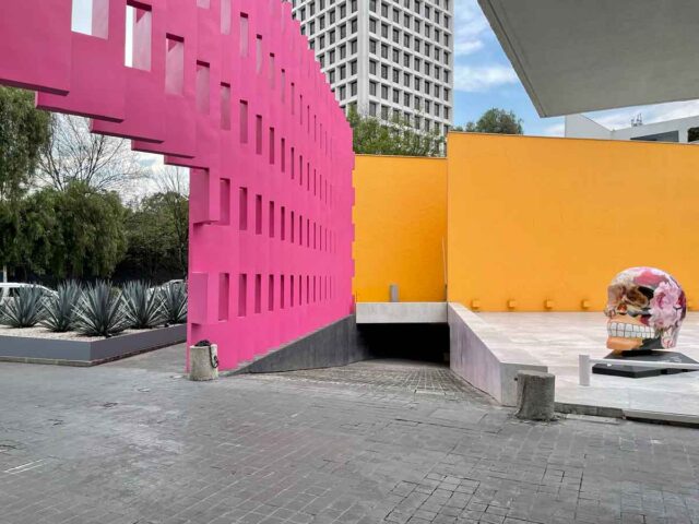 カミノレアルポランコメキシコにあるピンクの格子とイエローの壁