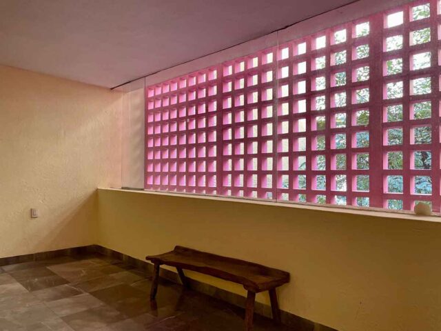 カミノレアルポランコメキシコの廊下に置かれたベンチ