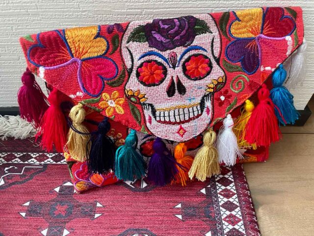ガイコツの刺繍が可愛いメキシコのクラッチバッグ